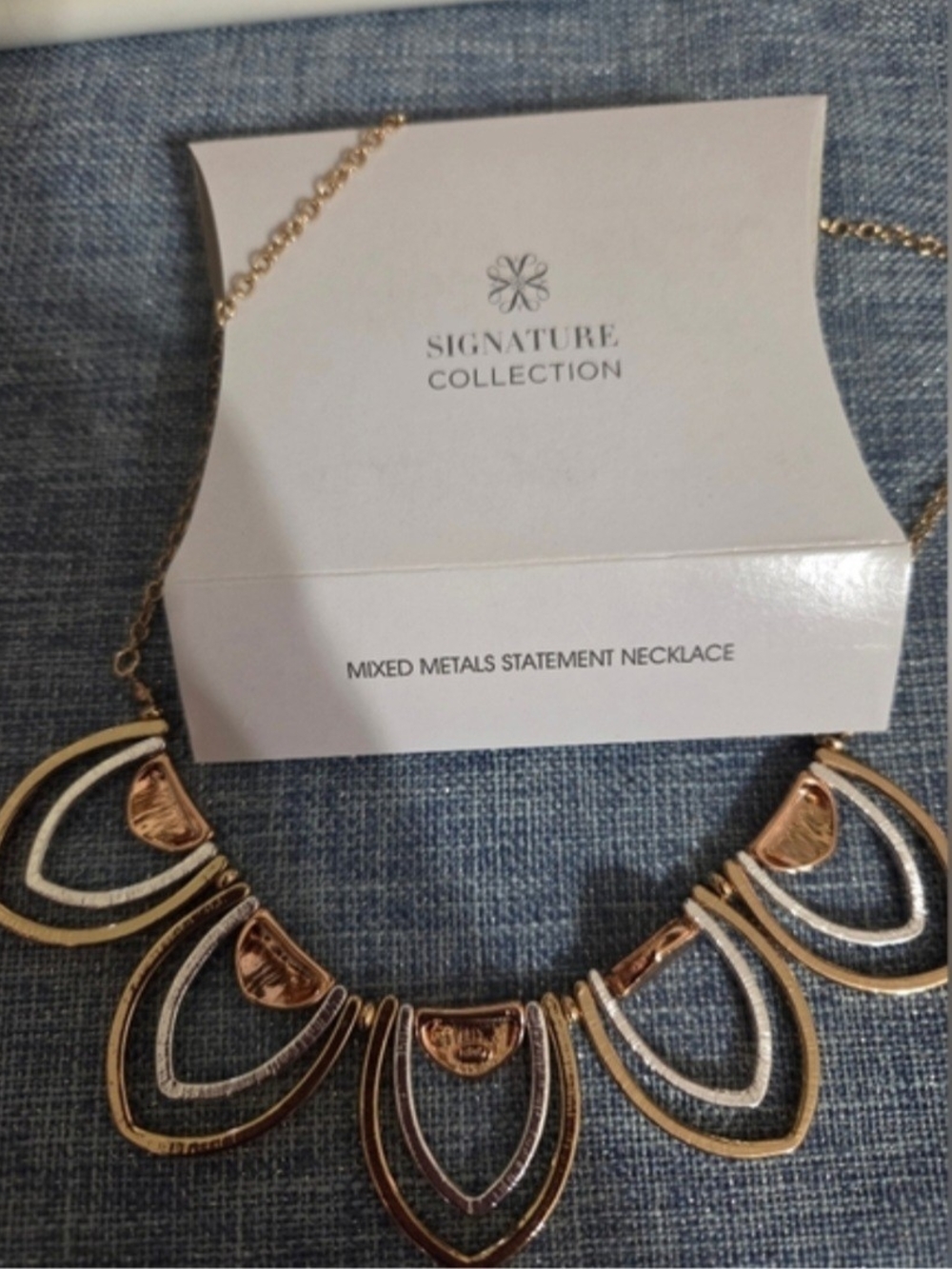 🍁 Avon Gold and Silver Teardrop Stayement Necklace